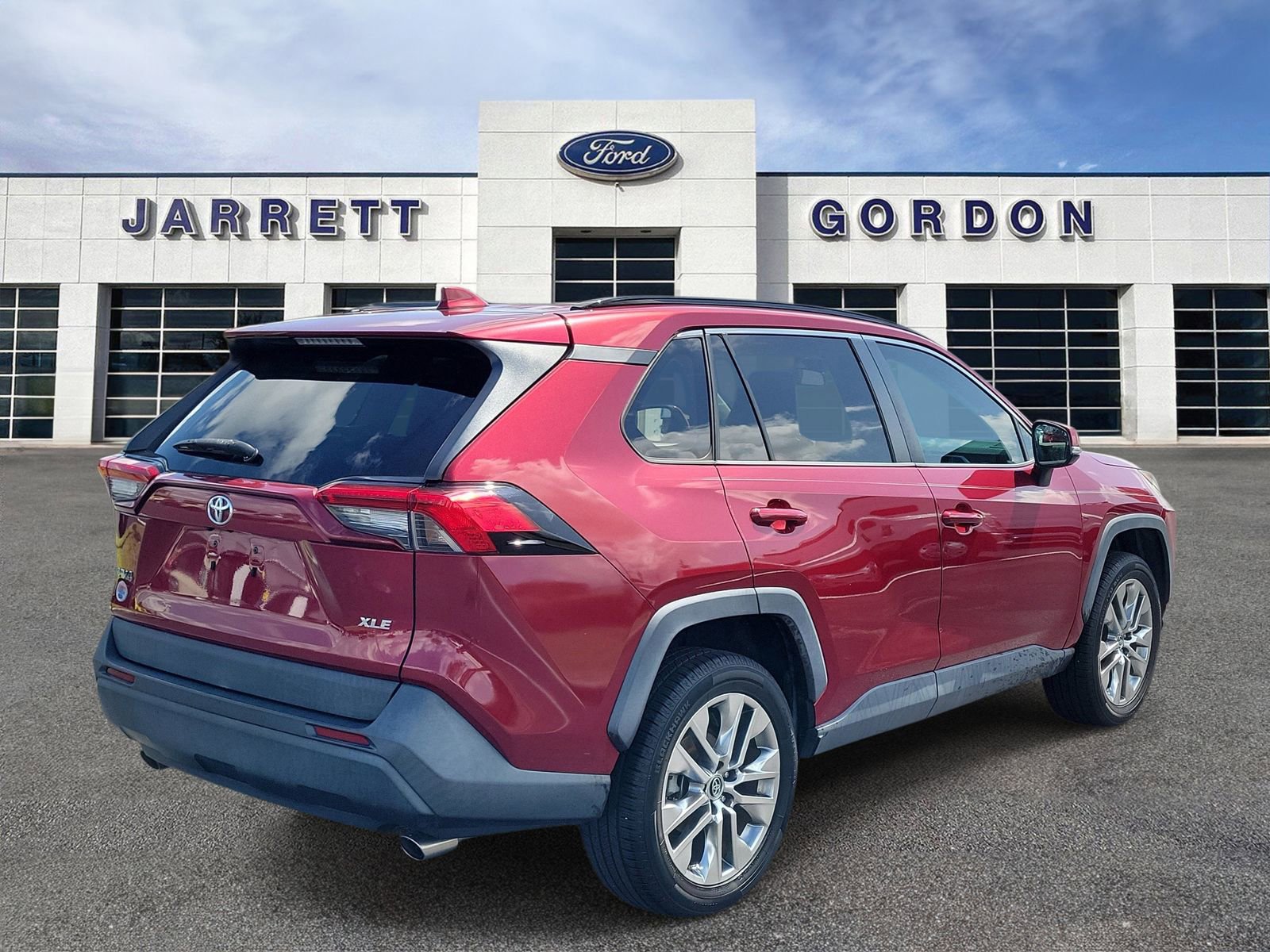 Used 2019 Toyota RAV4 XLE Premium FWD image 4