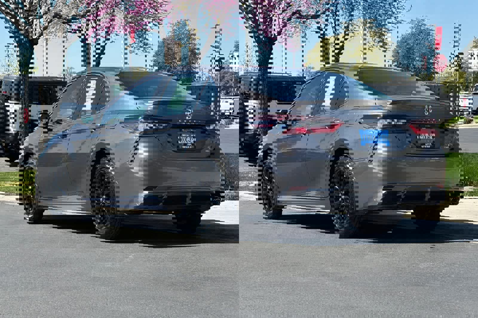 Used 2024 Toyota Camry SE FWD image 3