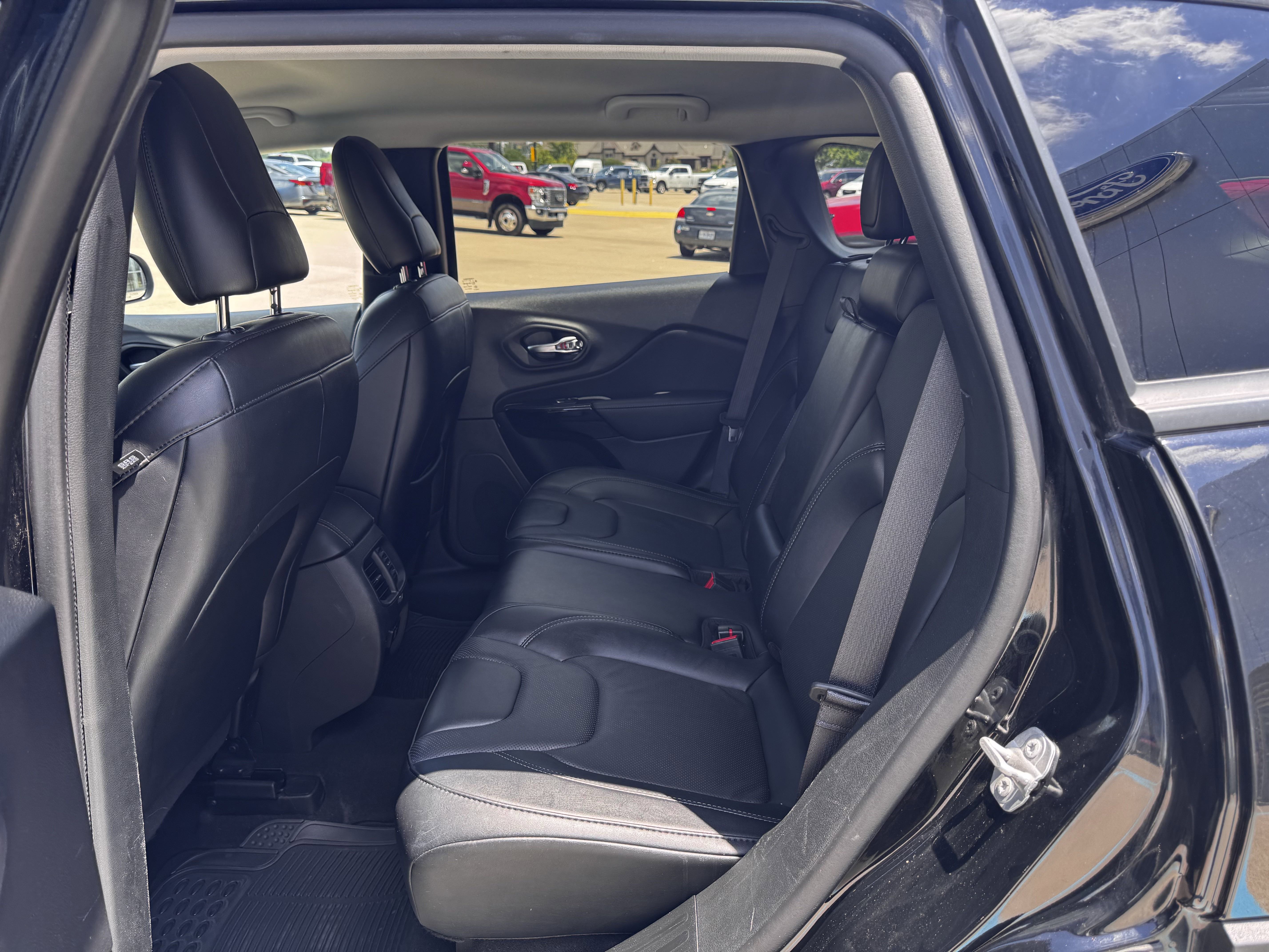 Used 2023 Jeep Cherokee Altitude Lux image 32