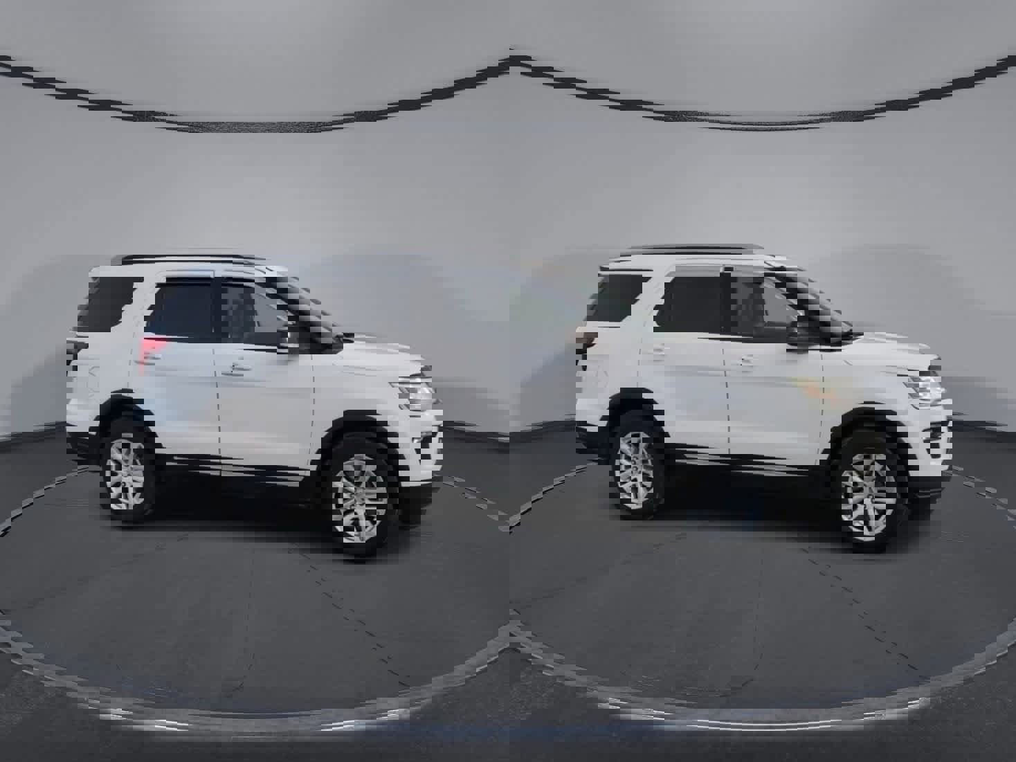 Certified 2018 Ford Explorer XLT w/ Equipment Group 202A image 9