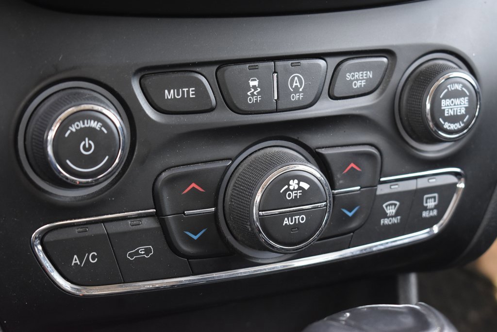 Used 2019 Jeep Cherokee Trailhawk w/ Comfort/Convenience Group image 12