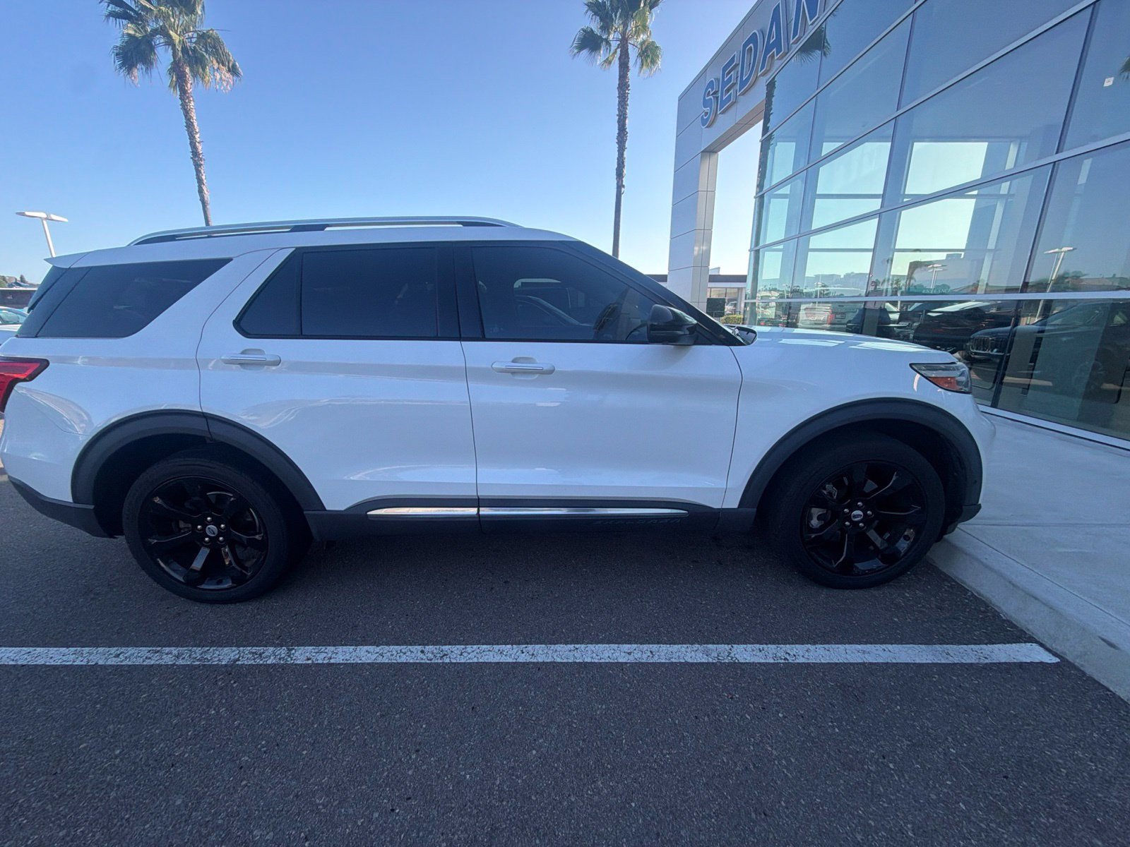 Certified 2020 Ford Explorer Platinum w/ Premium Technology Package AWD/4WD image 6