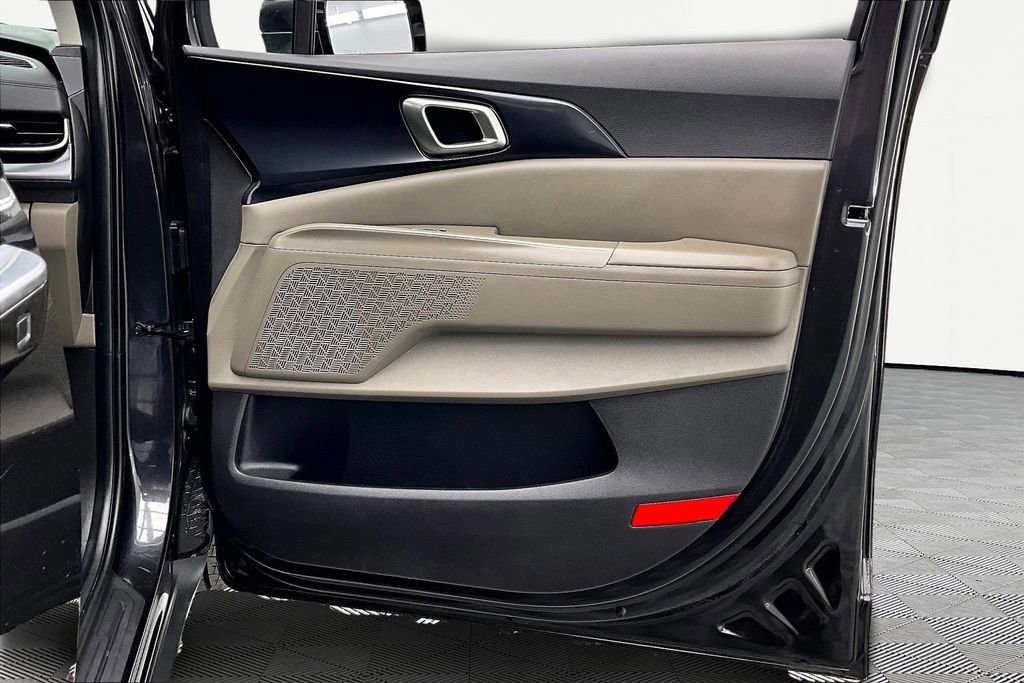 Used 2025 Kia Carnival LXS image 24