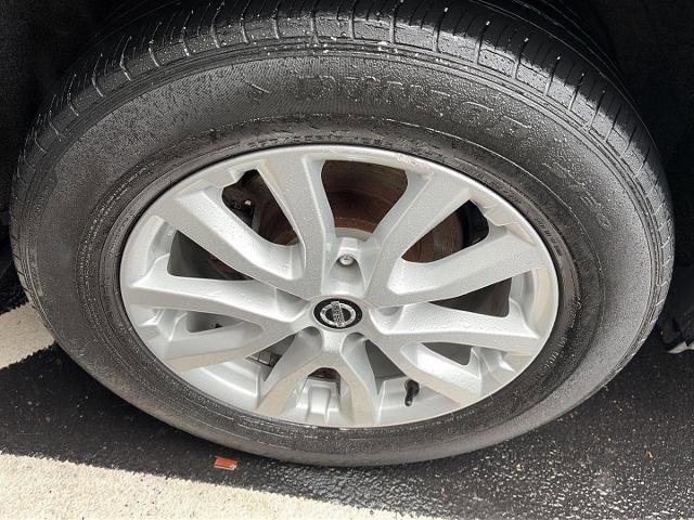 Used 2018 Nissan Rogue SV image 15