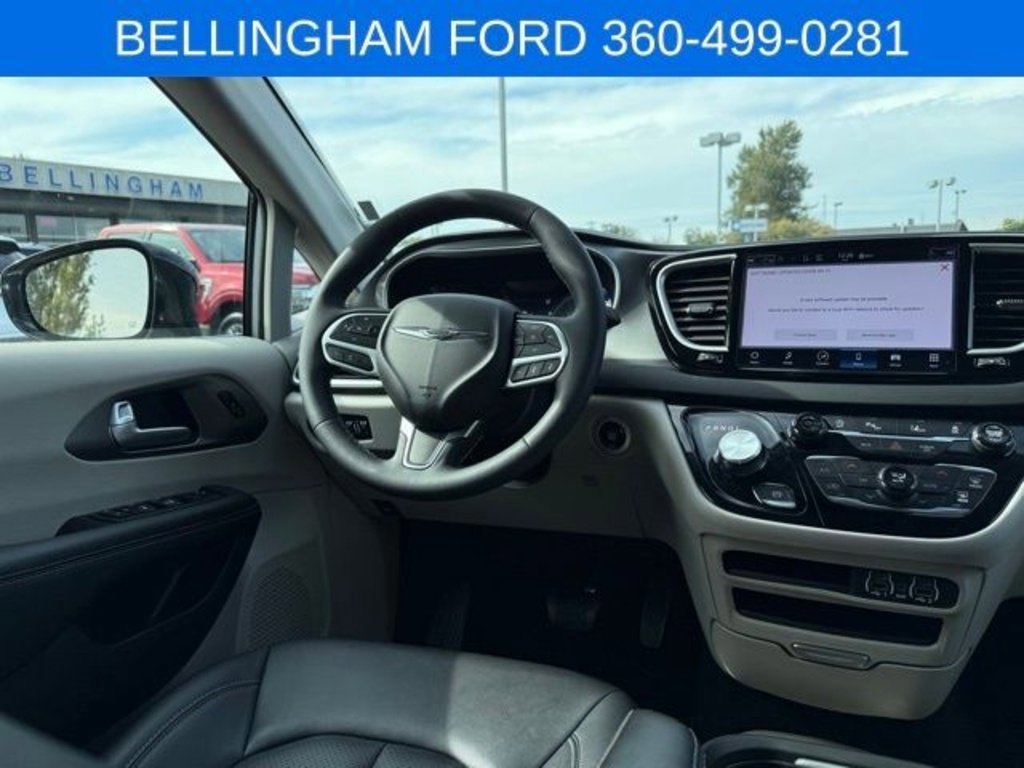 Used 2024 Chrysler Pacifica Touring-L image 29