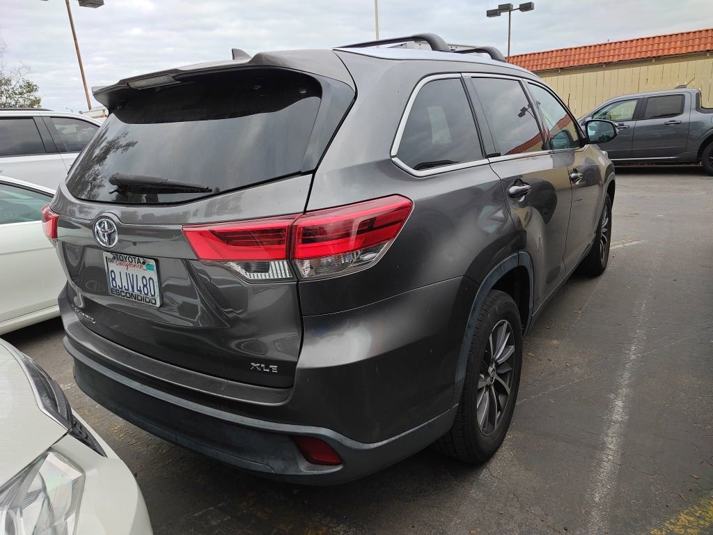 Used 2019 Toyota Highlander XLE FWD image 3
