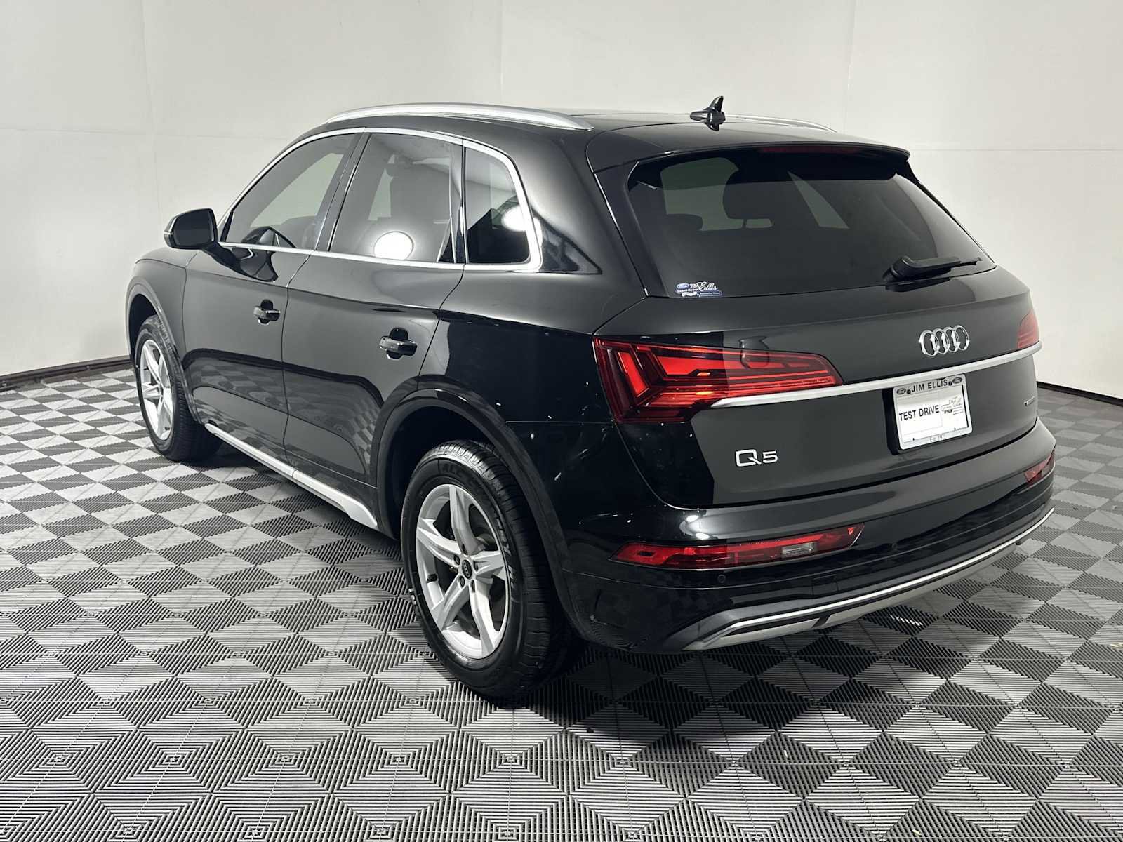 Used 2023 Audi Q5 2.0T Premium w/ Convenience Package image 3