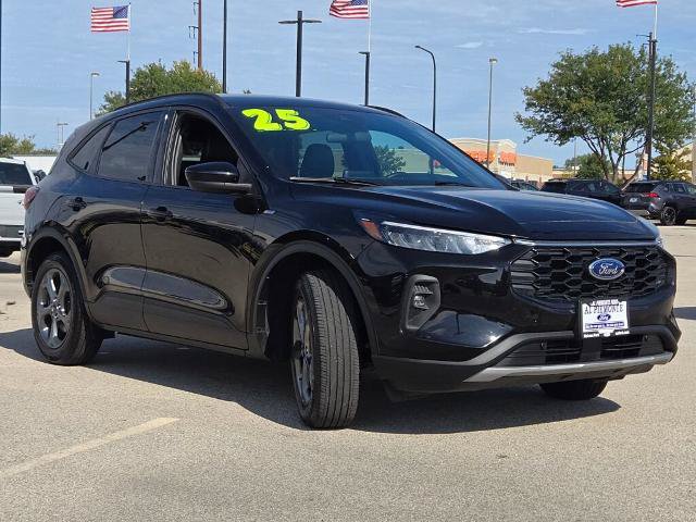 Certified 2025 Ford Escape ST-Line Select AWD/4WD image 3