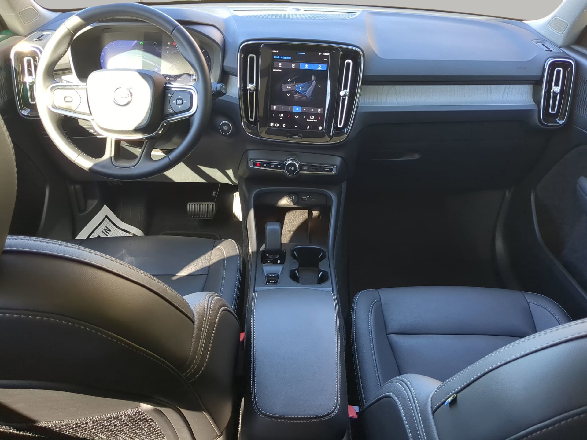 Used 2025 Volvo XC40 B5 Core image 42