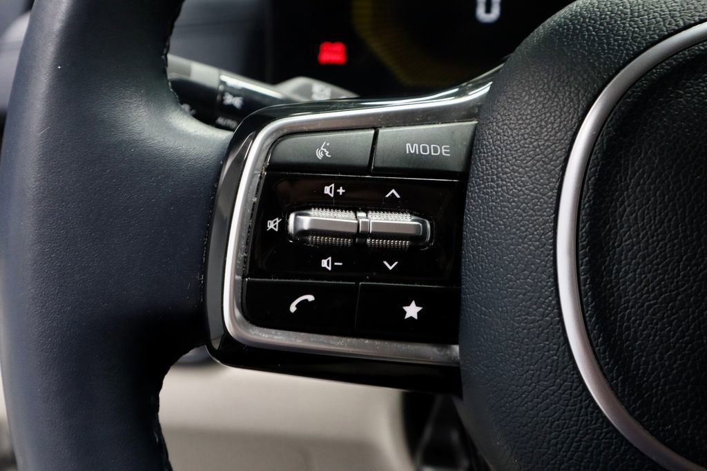 Used 2025 Kia Carnival EX image 30