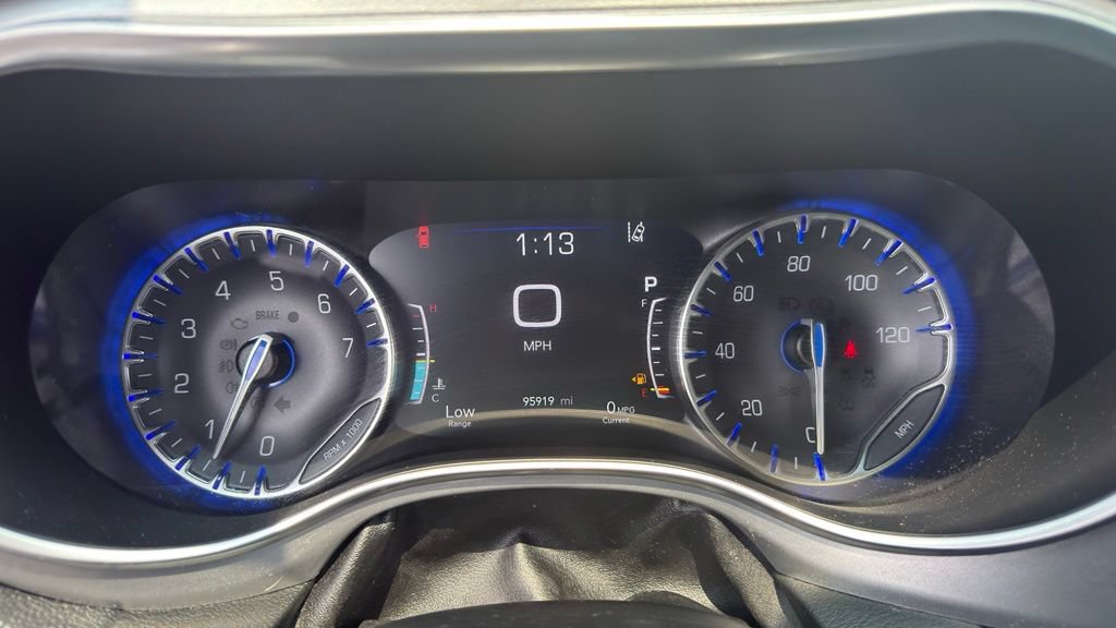 Used 2019 Chrysler Pacifica Limited w/ Advanced Safetytec Group FWD image 12