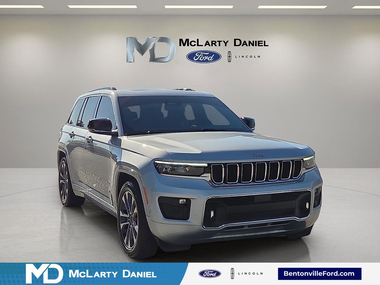 Used 2024 Jeep Grand Cherokee Overland w/ Luxury Tech Group IV AWD/4WD image 1