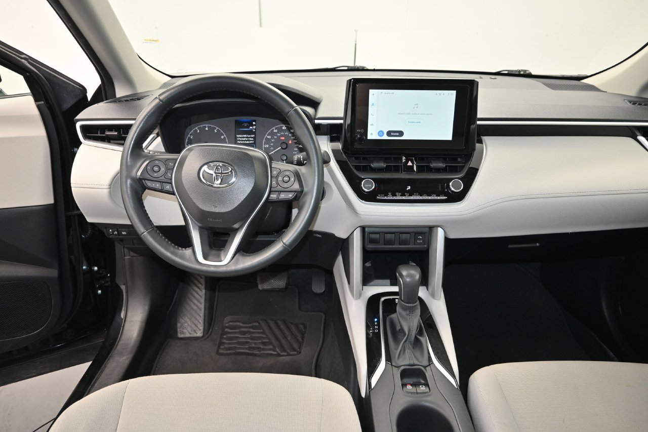 Used 2025 Toyota Corolla Cross LE FWD image 23