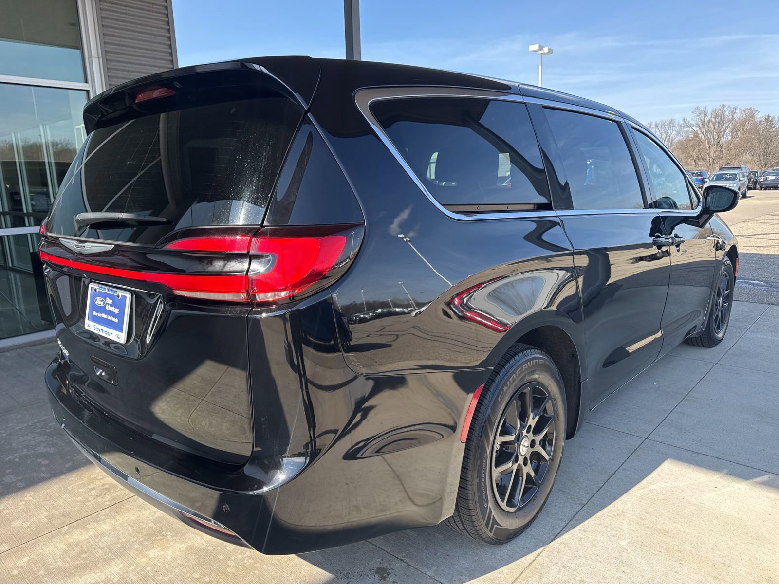 Used 2024 Chrysler Pacifica Touring-L image 5