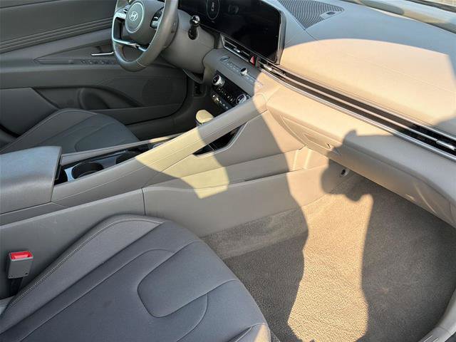 Used 2025 Hyundai Elantra SEL FWD image 13