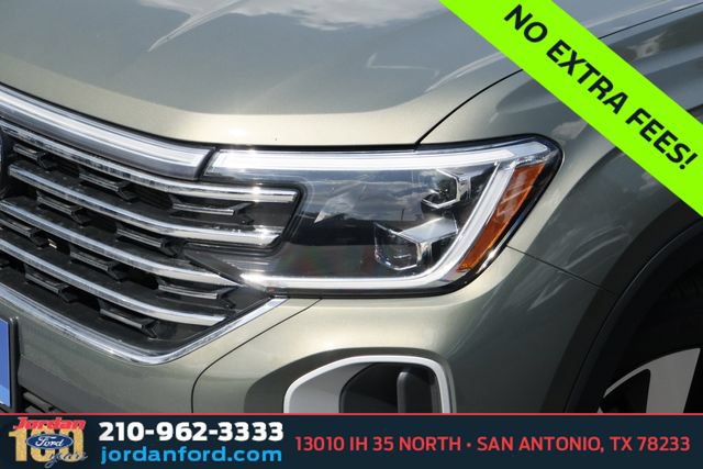 Used 2025 Volkswagen Atlas SEL AWD/4WD image 2