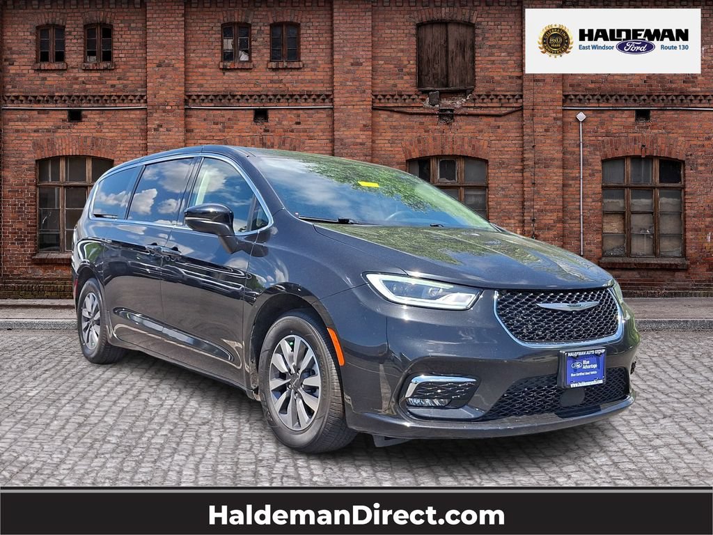 Used 2023 Chrysler Pacifica Touring-L FWD image 1