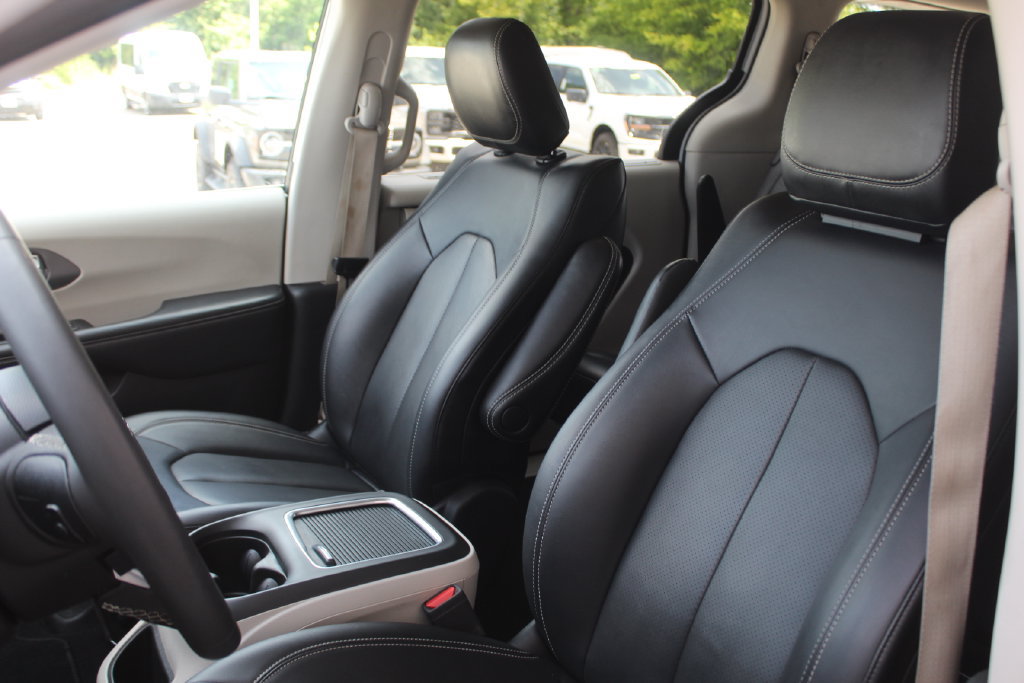 Used 2024 Chrysler Pacifica Touring-L FWD image 28