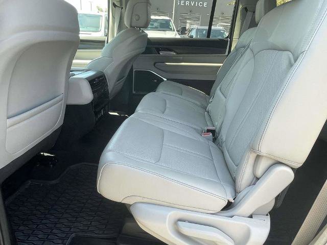 Used 2024 Jeep Wagoneer Series II w/ HD Trailer Tow Package image 11