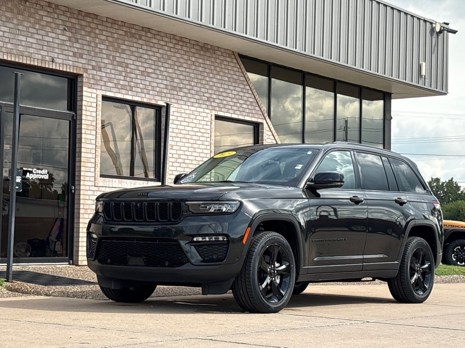 Used 2023 Jeep Grand Cherokee Limited w/ Luxury Tech Group II AWD/4WD image 1