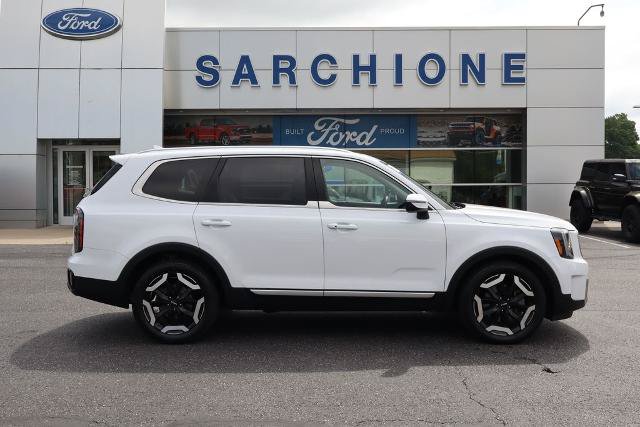 Used 2023 Kia Telluride EX w/ EX Captain's Chair Package AWD/4WD image 2
