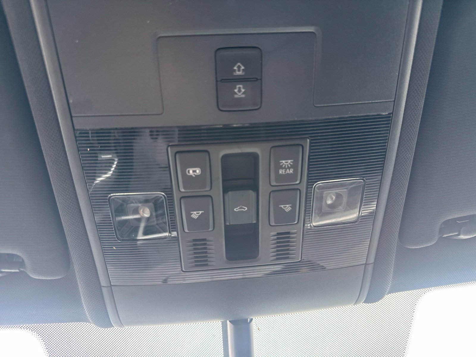 Used 2022 Volkswagen Atlas Cross Sport SE FWD image 32