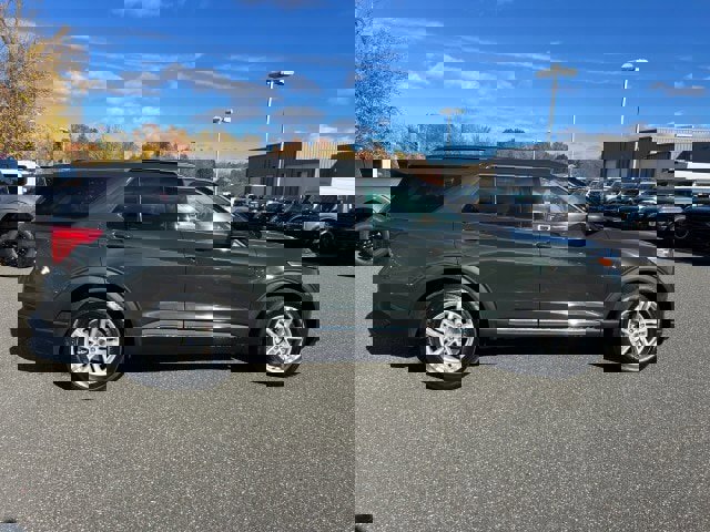 Certified 2022 Ford Explorer XLT w/ Equipment Group 202A image 4