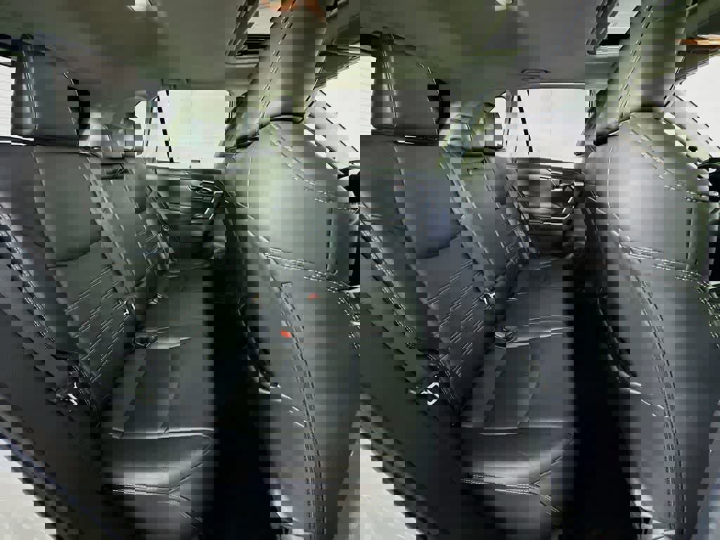 Used 2021 Toyota RAV4 XLE Premium image 31