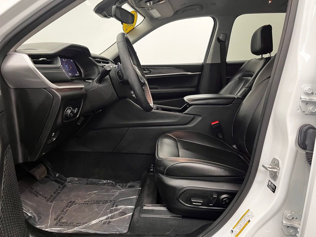 Used 2023 Jeep Grand Cherokee L Limited w/ Black Appearance Package image 18