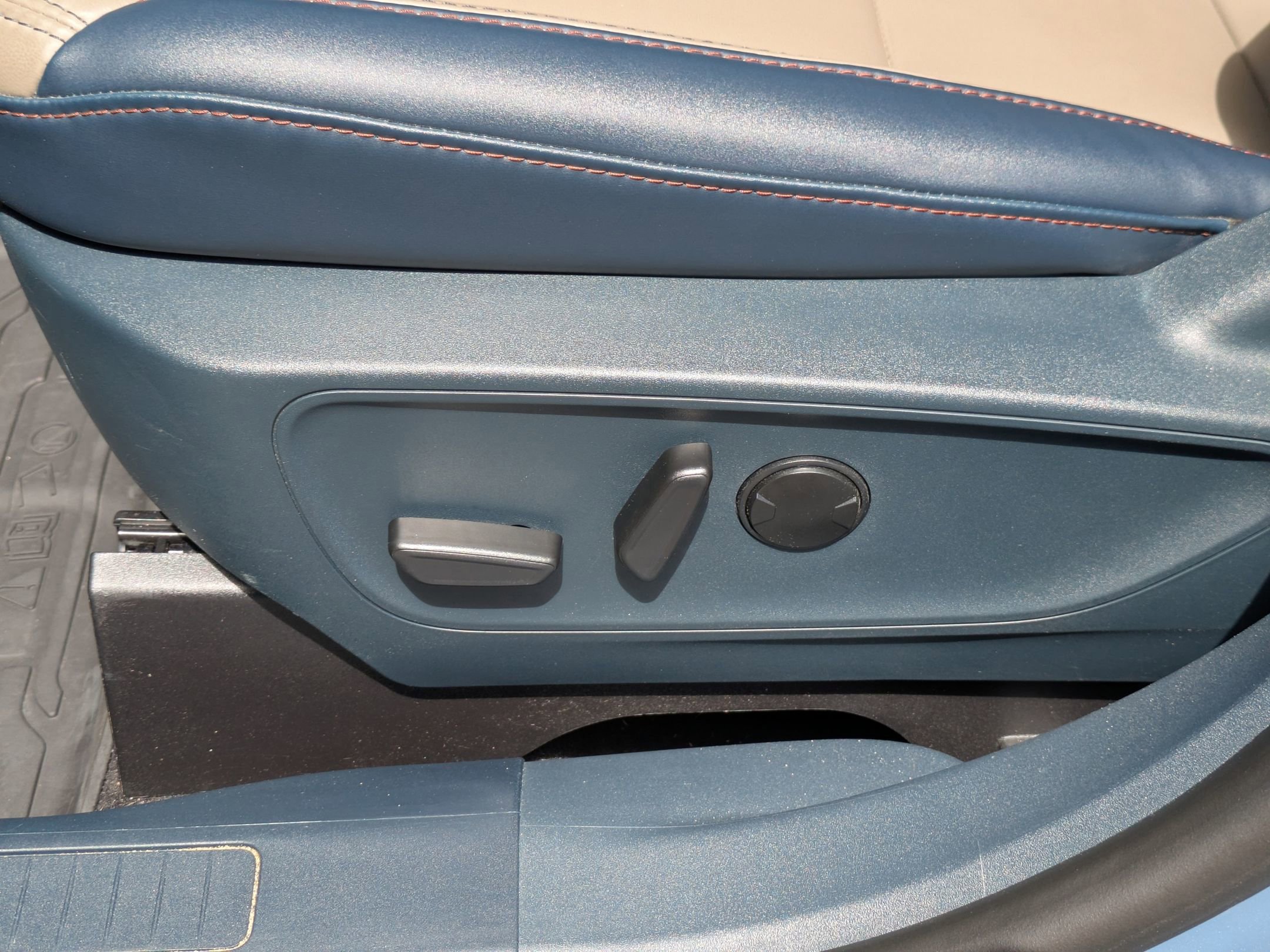 Certified 2025 Ford Maverick Lariat w/ 4K Tow Package image 14