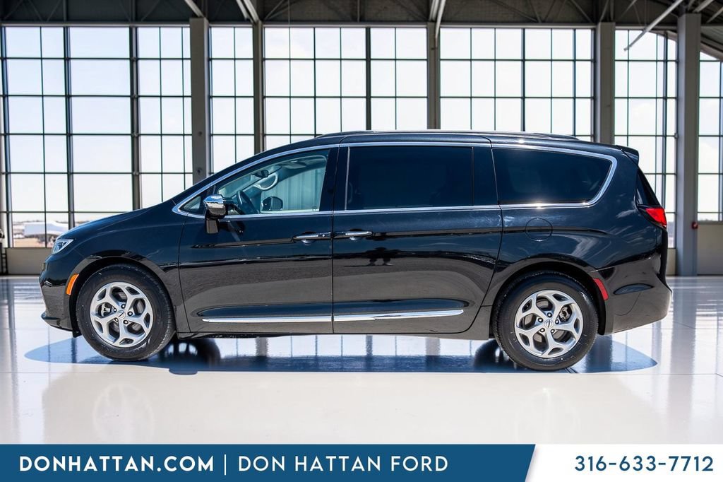 Used 2023 Chrysler Pacifica Limited FWD image 2
