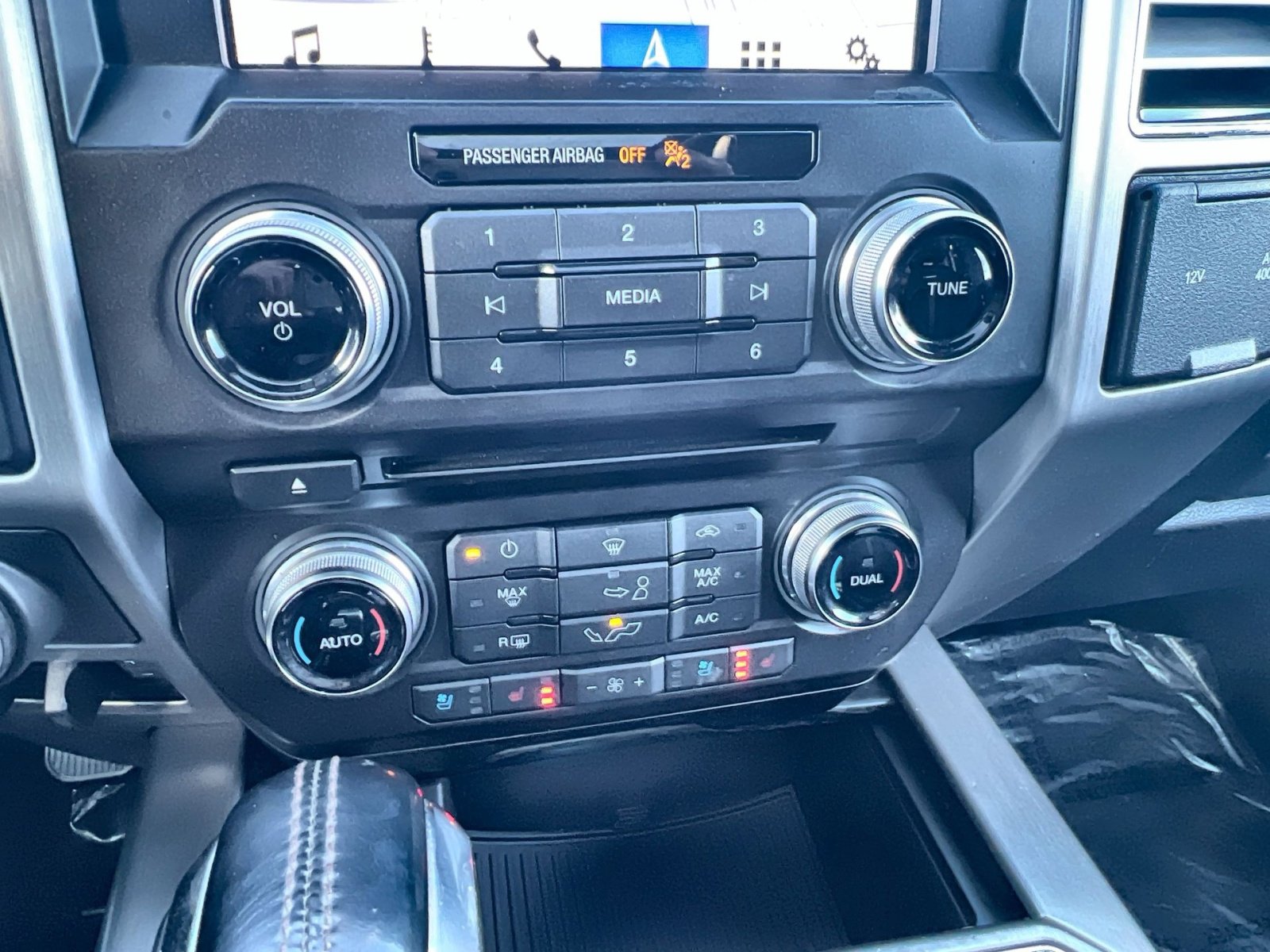 Certified 2018 Ford F150 Platinum w/ Equipment Group 701A Luxury image 21