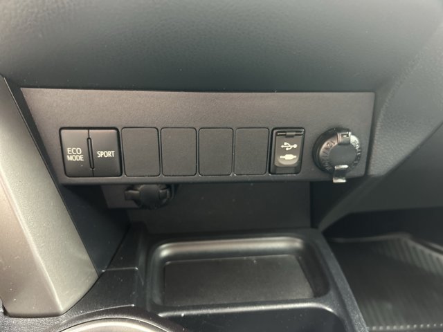 Used 2018 Toyota RAV4 XLE FWD image 31
