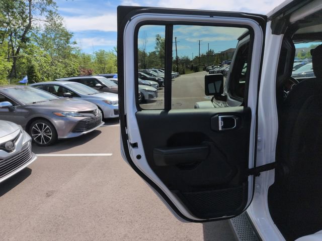 Used 2022 Jeep Wrangler Unlimited Rubicon w/ Dual Top Group AWD/4WD image 22