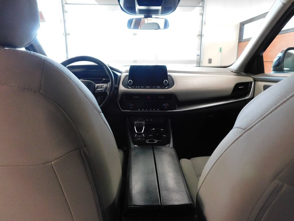 Used 2025 Nissan Rogue SV AWD/4WD image 40
