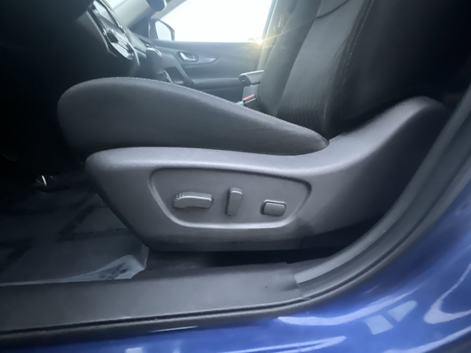 Used 2018 Nissan Rogue SV w/ Premium Package image 14