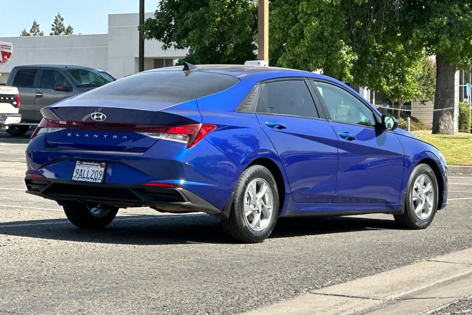 Used 2022 Hyundai Elantra SE FWD image 2