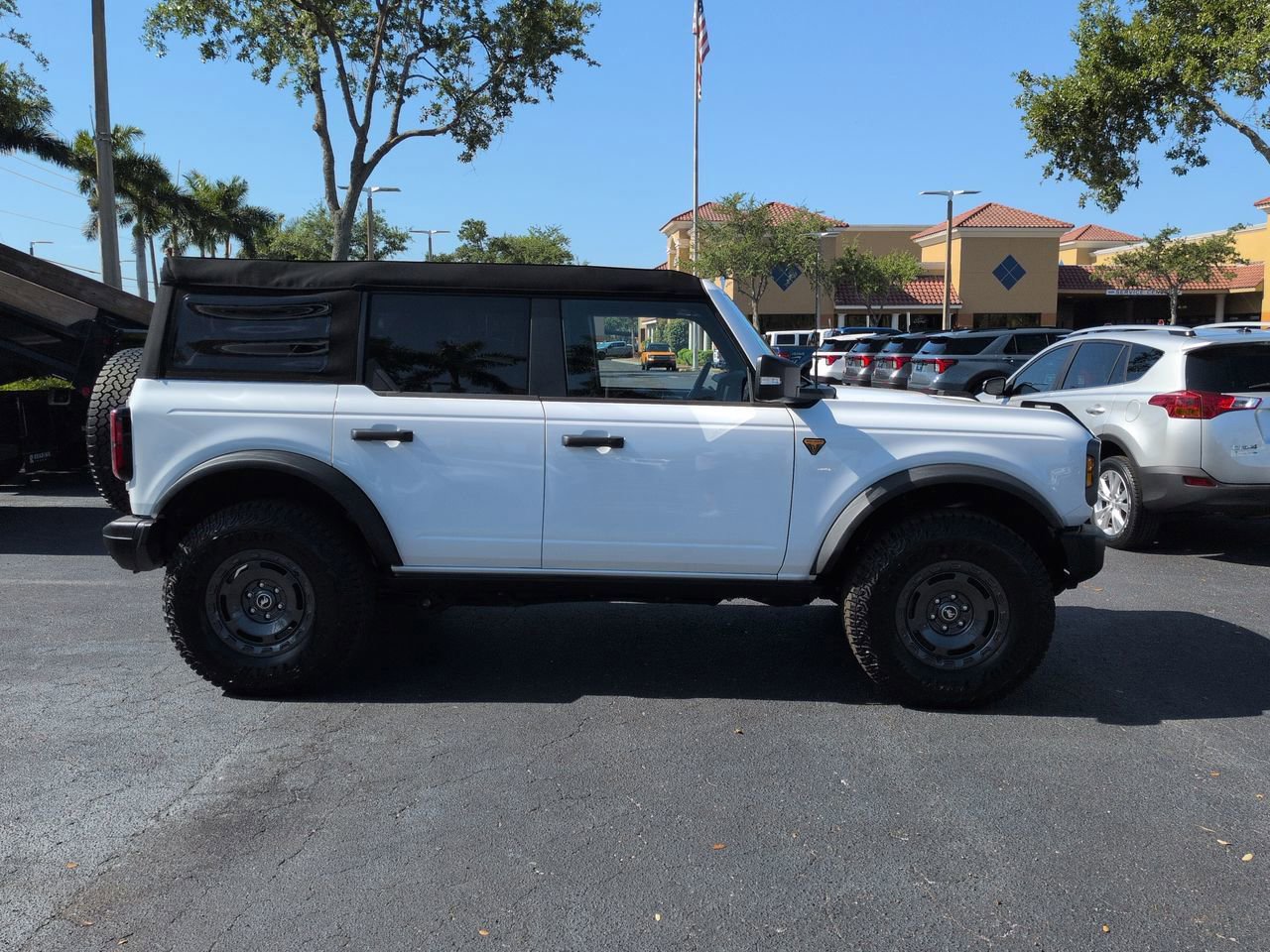 Certified 2025 Ford Bronco Badlands AWD/4WD image 2