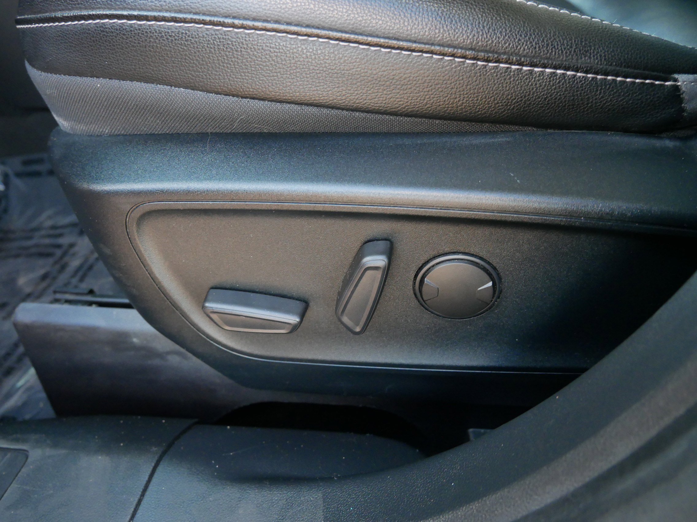 Certified 2020 Ford Escape Titanium AWD/4WD image 19