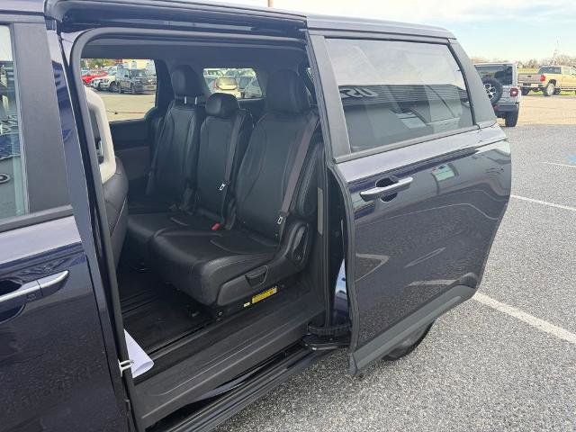 Used 2025 Kia Carnival image 12