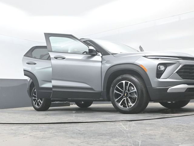 Used 2025 Chevrolet TrailBlazer LT AWD/4WD image 31