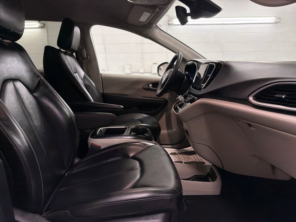 Used 2023 Chrysler Pacifica Touring-L FWD image 28