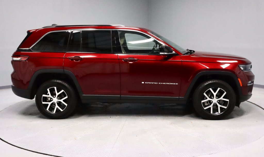 Used 2024 Jeep Grand Cherokee Limited AWD/4WD image 12