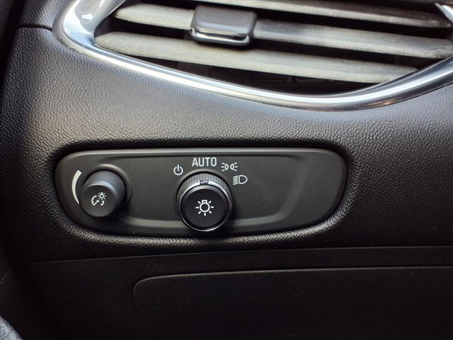 Used 2018 Chevrolet Malibu LT image 17