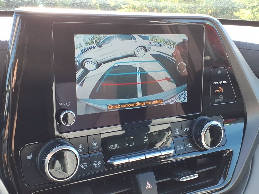 Used 2023 Toyota Highlander XLE AWD/4WD image 10