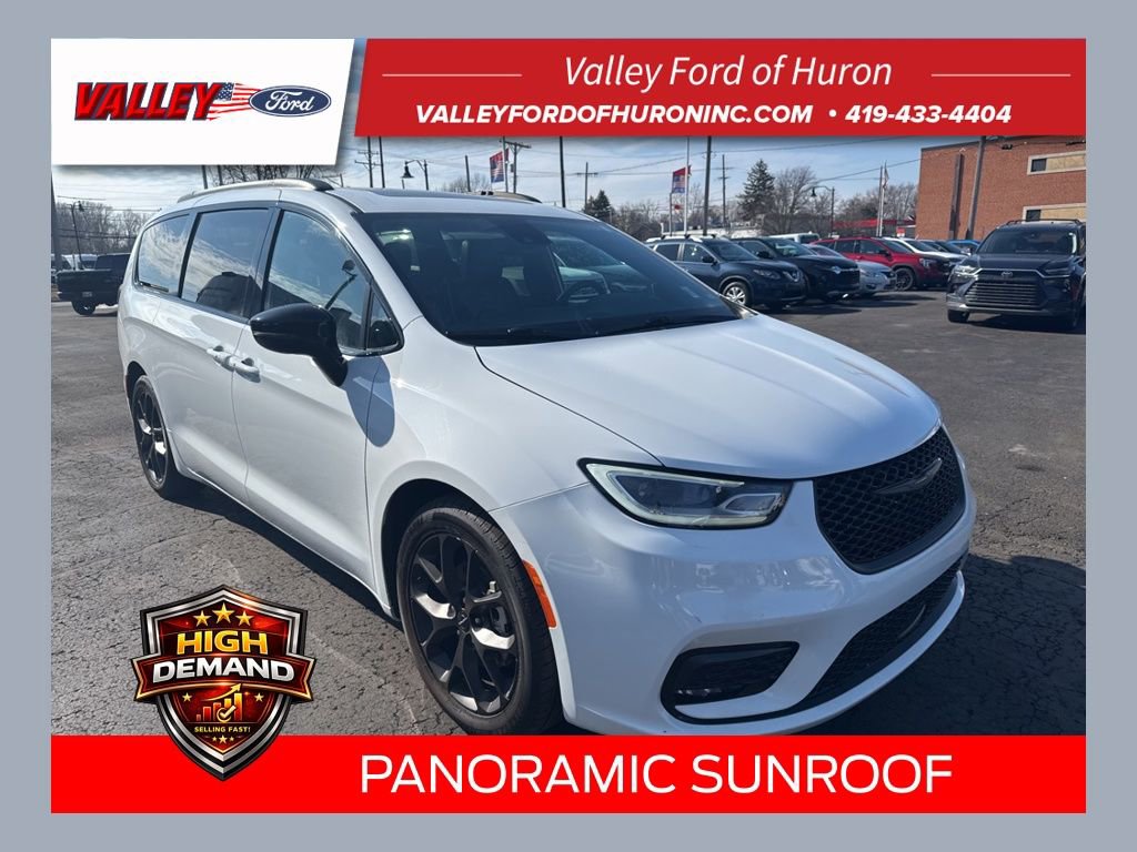 Used 2025 Chrysler Pacifica Limited image 1