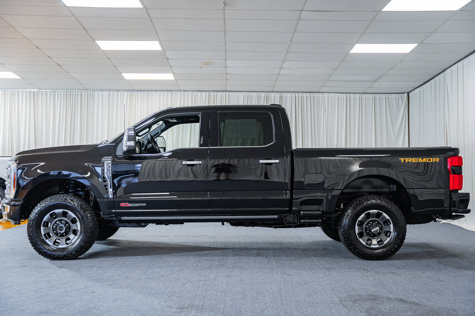 Certified 2024 Ford F350 Platinum w/ Tremor Off-Road Package AWD/4WD image 4