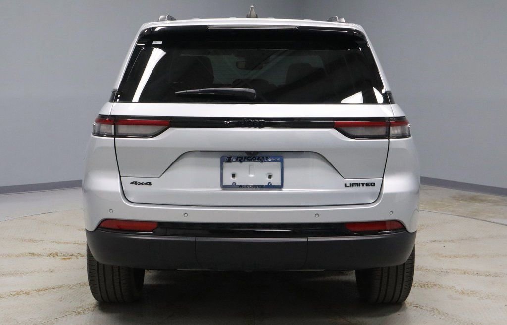 Used 2023 Jeep Grand Cherokee Limited w/ Black Appearance Package image 4