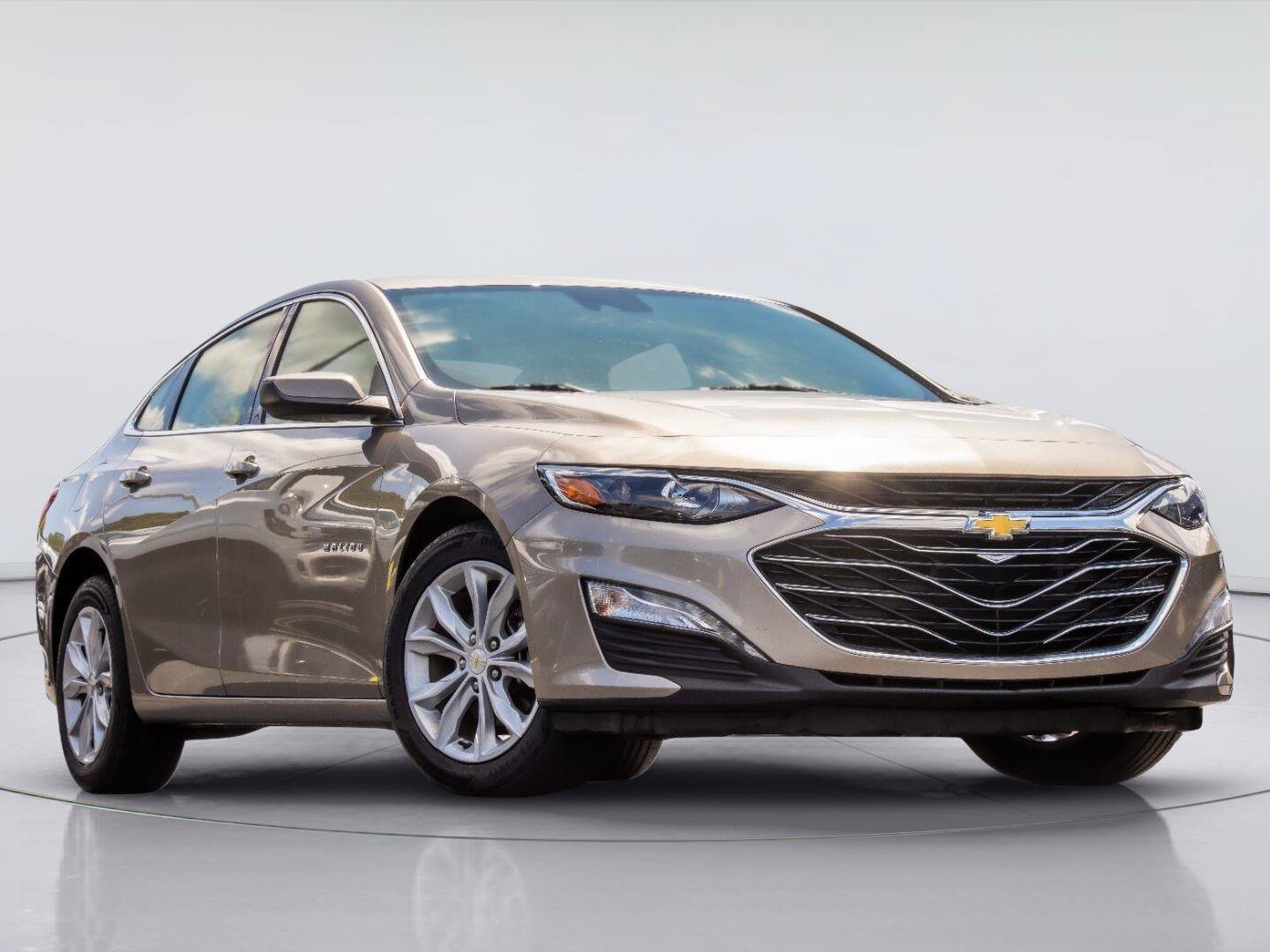Used 2025 Chevrolet Malibu LT FWD image 2