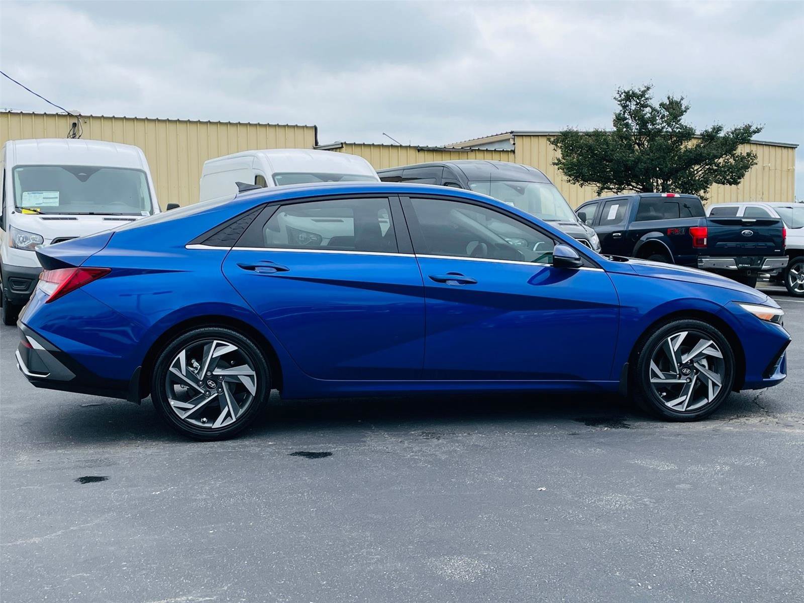 Used 2025 Hyundai Elantra Limited FWD image 3